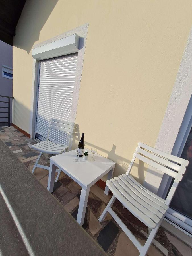 Apartmani Lovre I Zara Extérieur photo